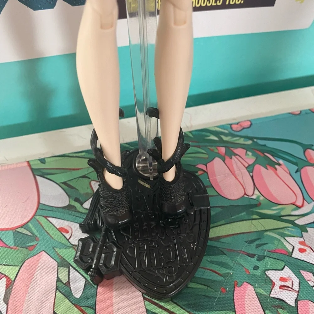 Like new, Mira Shards doll from Ever After High! - Picture 4 of 10